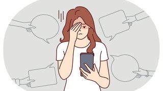 Verärgerte Frau mit Handy leidet unter Mobbing und Hass im Internet und erhält beleidigende Nachrichten.