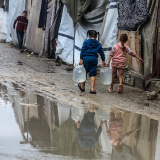 Kinder mit Waserkanistern im Gaza-Streifen.