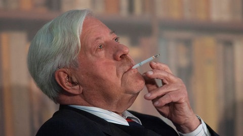 Altkanzler Helmut Schmidt mit Zigarette (2005)