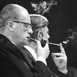 Herbert Wehner und mit Helmut Schmidt (beide SPD) beim Rauchen