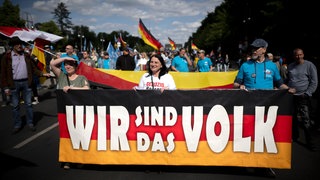 Demonstranten mit dem Banner "Wir sind Das Volk"