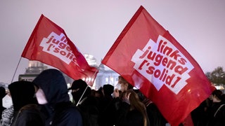 Fahnen von der links-jugend solid der Jugendorganisation der Partei "Die Linke"