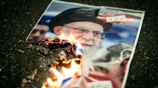 Ein brennendes Bild von Ayatollah Ali Khamenei 