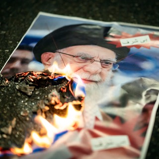 Ein brennendes Bild von Ayatollah Ali Khamenei 