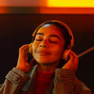 Frau mit Kopfhörern