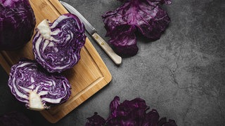 Draufsicht Rotkohlschneidebrett