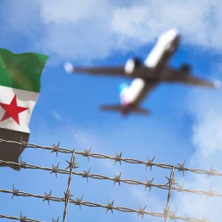 Symbolbild zu Abschiebungen nach Syrien: Ein Stacheldrahtzaun, eine syrische Flagge und ein Flugzeug 