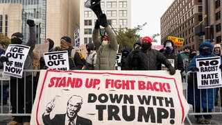 Demonstrierende vor dem Rathaus in Minneapolis protestieren gegen die Einwanderungspolitik der US-Regierung 