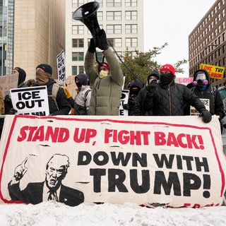 Demonstrierende vor dem Rathaus in Minneapolis protestieren gegen die Einwanderungspolitik der US-Regierung 