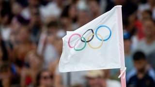 Symbolbild  Themenfoto Eckfahne mit olympischen Ringen