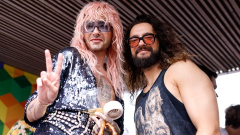 Die Musiker Bill Kaulitz und Tom Kaulitz von der Band Tokio Hotel zu sehen bei der CSD-Parade im Rahmen des Cologne Pride 2024. 
