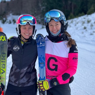 Para-Skifahrerin Maya Fügenschuh und ihre Begleitfahrerin Johanna Holzmann.