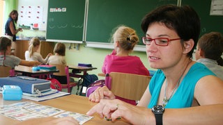 Teamteaching in der ersten Klasse einer Grundschule in Deutschland. Symbolfoto.