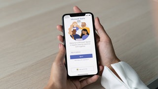 Ein Mitarbeiter im Homeoffice lädt die soziale Plattform Microsoft Teams herunter, um sich auf die Arbeit von zu Hause aus vorzubereiten. Archivfoto.