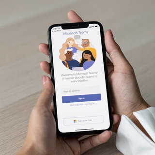 Ein Mitarbeiter im Homeoffice lädt die soziale Plattform Microsoft Teams herunter, um sich auf die Arbeit von zu Hause aus vorzubereiten. Archivfoto.
