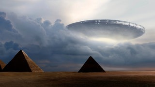 3D-Darstellung einer fliegenden Untertasse auf Pyramiden