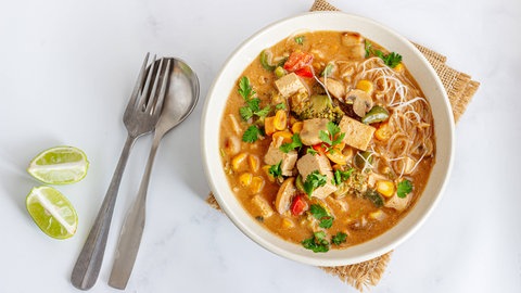 Asiatische Nudelsuppe mit Tofu als Einlage