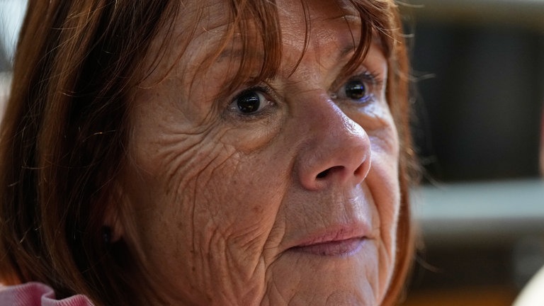 Gisele Pelicot sitzt während des Berufungsverfahrens im Gerichtssaal.