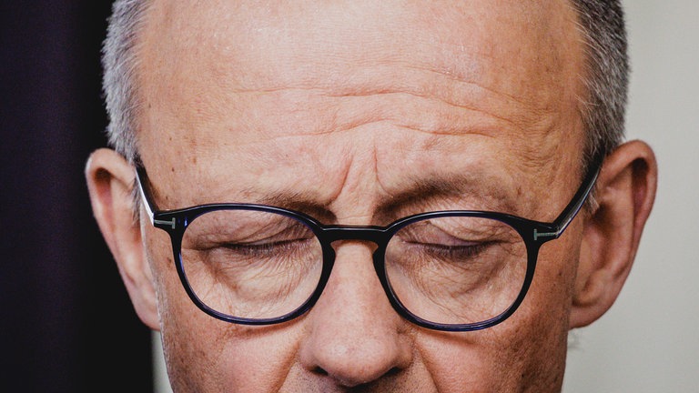 Friedrich Merz mit geschlossenen Augen