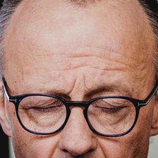 Friedrich Merz mit geschlossenen Augen