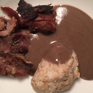 Entenkeule mit unbayrischen Semmelknödeln