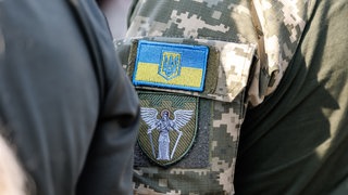 Die ukrainische Flagge mit dem Dreizack, bekannt als Trysub (Staatswappen der Ukraine und ein wichtiges nationales Symbol)