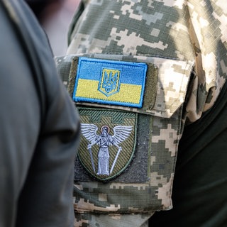 Die ukrainische Flagge mit dem Dreizack, bekannt als Trysub (Staatswappen der Ukraine und ein wichtiges nationales Symbol)