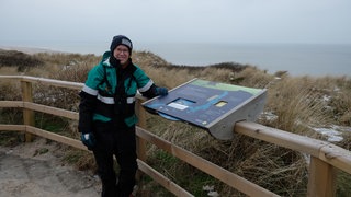 Anne Schacht, Nationalpark-Rangerin auf Sylt. Die interaktiven Module auf dem Pfad zwischen Hörnum im Süden und List ganz im Norden der Insel bieten Wissenswertes über Schweinswale, Trauerenten, Küstenschutz und die Ökologie des Sylter Walschutzgebietes.