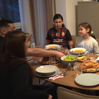 Am Esstisch von Familie Keskin in Böblingen im Ramadan