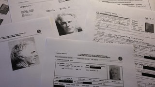 Gedruckte Dokumente, die in der Epstein-Bibliothek auf der Website des US-Justizministeriums verfügbar sind.