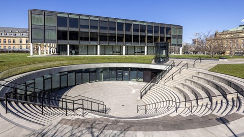 Der baden-württembergische Landtag in Stuttgart mit dem Bürger- und Medienzentrum