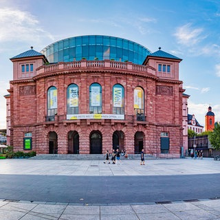 Frontansicht des Mainzer Staatstheaters