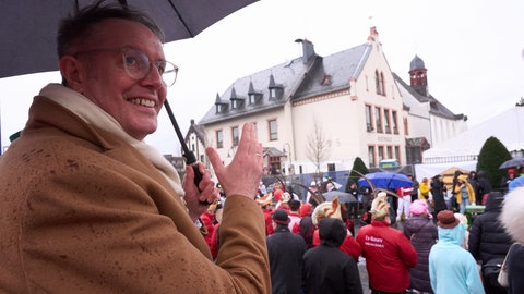 Der rheinland-pfälzische Ministerpräsident Alexander Schweitzer (SPD) beim Rosenmontagszug in Mainz