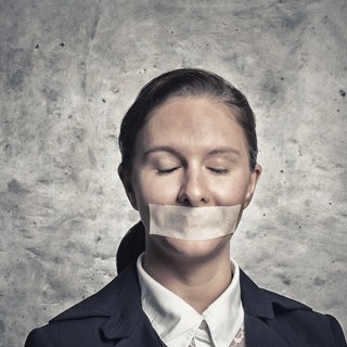 Sprechverbote Symbolbild: Frau mit zugeklebtem Mund mit geschlossenen Augen