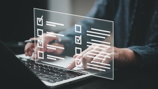 Ein Mann macht gerade einen Selbsttest. Symbolfoto.