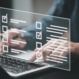 Ein Mann macht gerade einen Selbsttest. Symbolfoto.