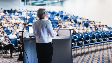 Professorin in einem Hörsaal