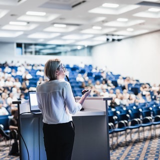 Professorin in einem Hörsaal