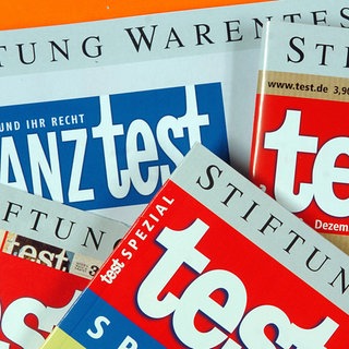 Verschiedene von der Stiftung Warentest herausgegebene Zeitschriften liegen auf einem Tisch. Symbolfoto.