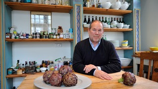 Wein- und Kulinarikexperte Otto Geisel in der Küche seines "Instituts für Lebensmittelkultur" in der Lachnerstraße 18 in München. Archivfoto.