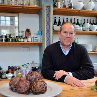 Wein- und Kulinarikexperte Otto Geisel in der Küche seines "Instituts für Lebensmittelkultur" in der Lachnerstraße 18 in München. Archivfoto.