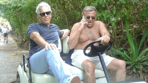 Jeffrey Epstein mit Finanzinvestor Henry Jarecki auf einem Strandmobil. 