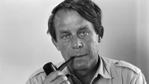 Frontalporträt von Siegfried Lenz im Juli 1973 in Lebol Lokke, mit Pfeife in der Hand und direktem Blick in die Kamera.