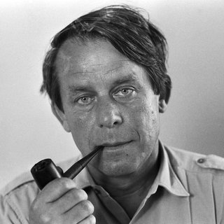 Frontalporträt von Siegfried Lenz im Juli 1973 in Lebol Lokke, mit Pfeife in der Hand und direktem Blick in die Kamera.
