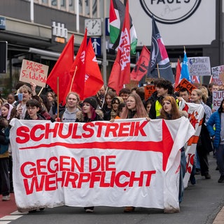 Teilnehmer bei eine Demonstration gegen die Wiedereinführung des Wehrdienst