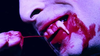 Vampirzähne mit Blutstropfen 