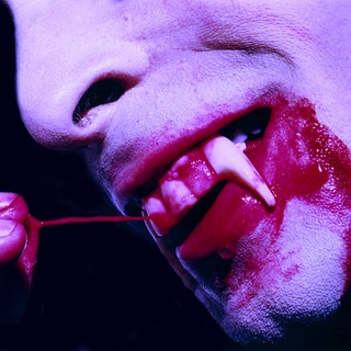 Vampirzähne mit Blutstropfen 