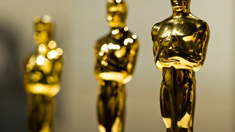 Mehrere Oscars stehen im Deutschen Filmmuseum in Frankfurt am Main (Hessen).