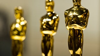 Mehrere Oscars stehen im Deutschen Filmmuseum in Frankfurt am Main (Hessen).