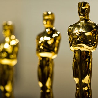 Mehrere Oscars stehen im Deutschen Filmmuseum in Frankfurt am Main (Hessen).